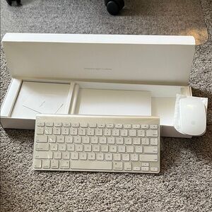 Apple Wireless White Keyboard and Mouse Combo